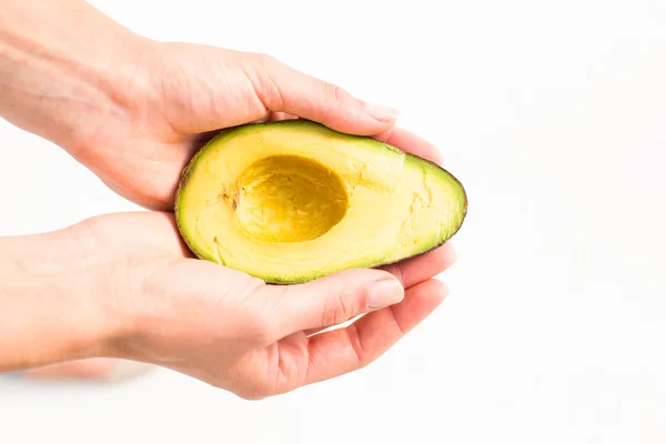 Donna che presenta metà di un avocado — Foto Stock