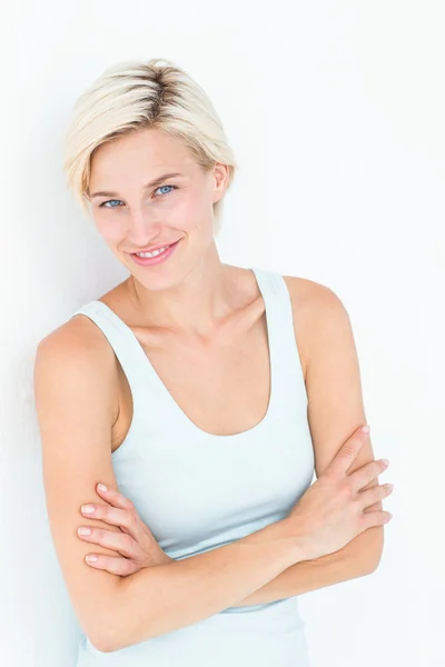 Donna felice sorridente alla macchina fotografica con le braccia incrociate — Foto Stock