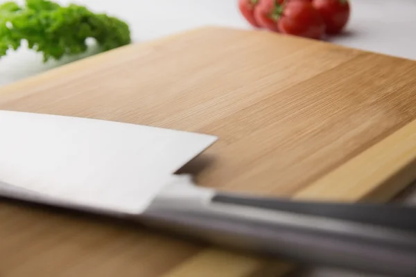 Chopping board with large knife — Stock Photo, Image