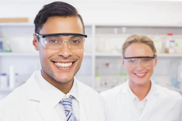 Cientistas sorrindo e olhando para a câmera — Fotografia de Stock