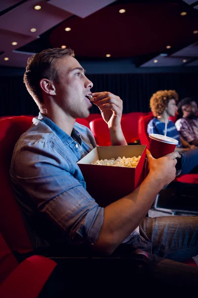 Mensen kijken naar een film — Stockfoto