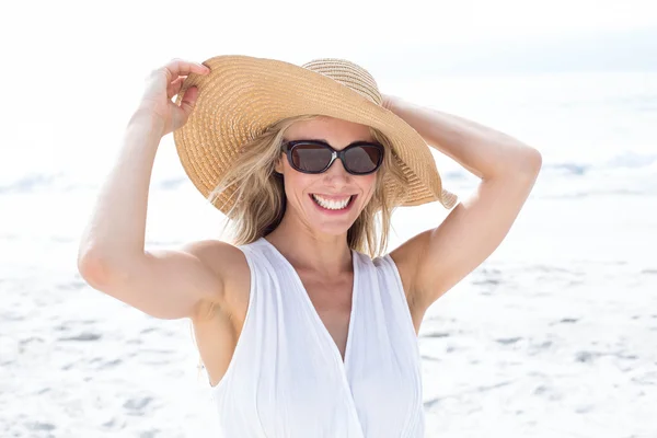 Bionda in abito bianco e cappello di paglia — Foto Stock