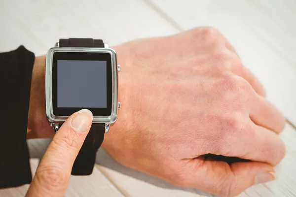 Mujer de negocios usando un reloj inteligente —  Fotos de Stock