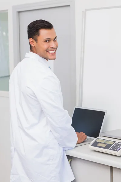 Ευτυχισμένος επιστήμονας χρησιμοποιώντας φορητό υπολογιστή — Φωτογραφία Αρχείου