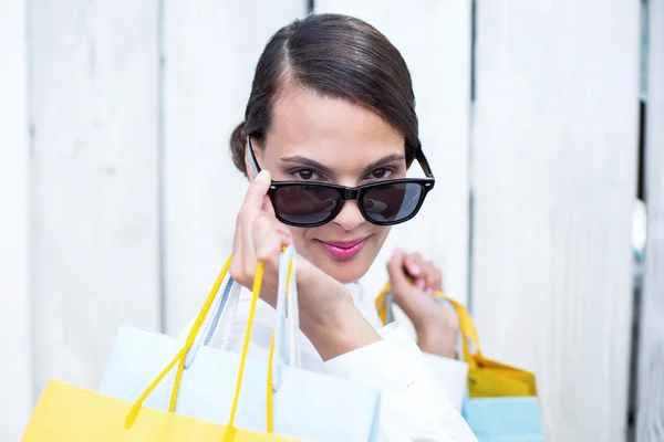 Bonita morena segurando sacos de compras — Fotografia de Stock