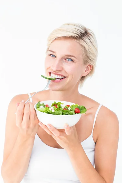 Mulher loira bonita comendo salada — Fotografia de Stock