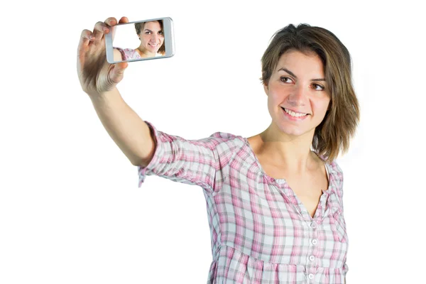 Casual morena tirando uma selfie — Fotografia de Stock