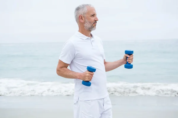 Ajuste hombre levantando pesas — Foto de Stock