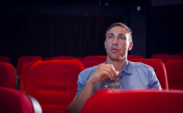 Joven viendo una película —  Fotos de Stock