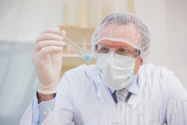 Científico examinando tubo — Foto de Stock