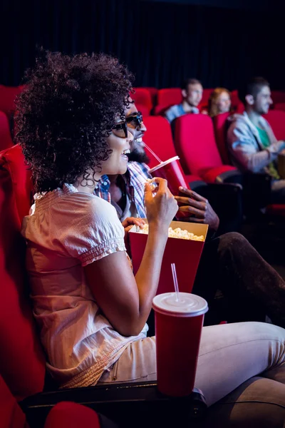 Giovane coppia guardando un film 3d — Foto Stock