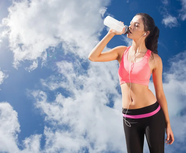 Složený obraz krásná zdravá žena pitné vody — Stock fotografie