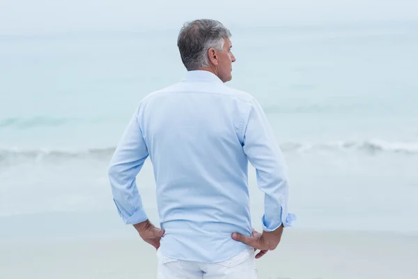 Doordachte man die door de zee — Stockfoto