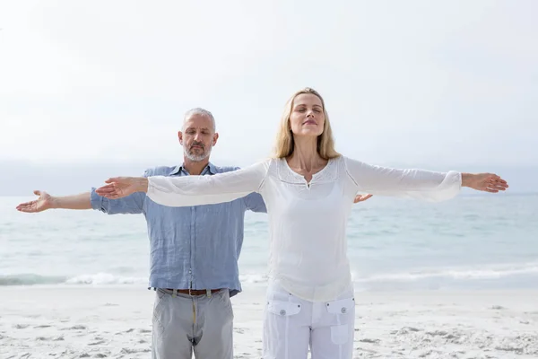 Glückliches Paar beim gemeinsamen Yoga — Stockfoto