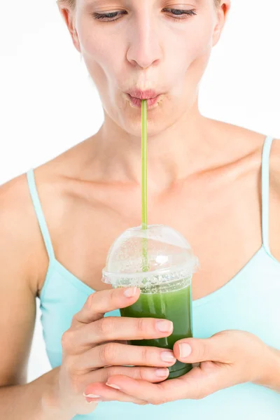 Loira atraente beber suco verde — Fotografia de Stock