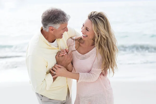 Glückliches Paar, das zusammen Spaß hat — Stockfoto