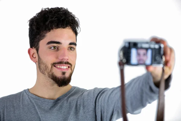 Casual homme prendre un selfie — Photo