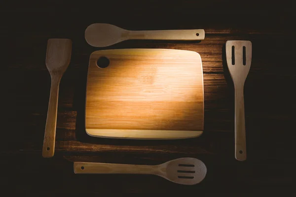 Tabla de cortar con utensilios de madera —  Fotos de Stock