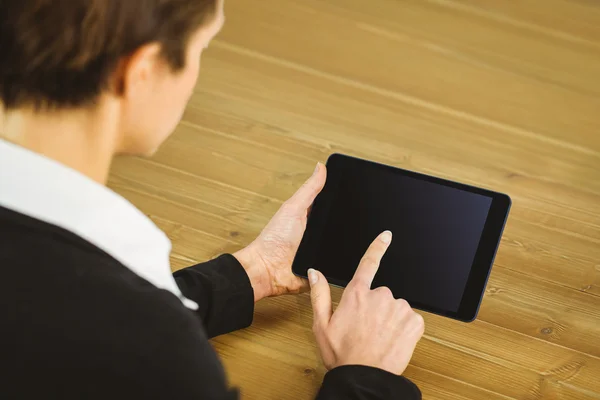 Zakenvrouw met behulp van Tablet PC aan balie — Stockfoto