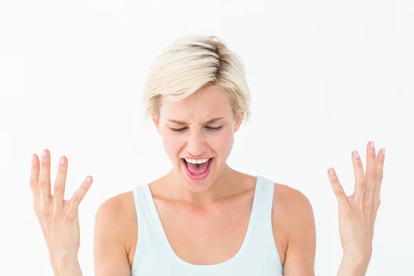Wütende Blondine brüllt mit erhobenen Händen — Stockfoto
