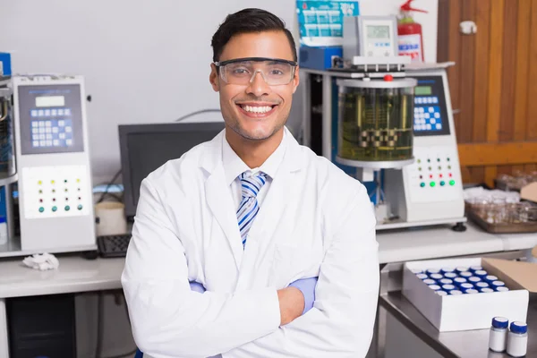 Gelukkig wetenschapper glimlachen op camera met gekruiste armen — Stockfoto