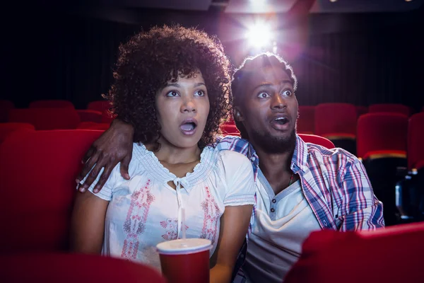 Jong koppel kijken naar een film — Stockfoto