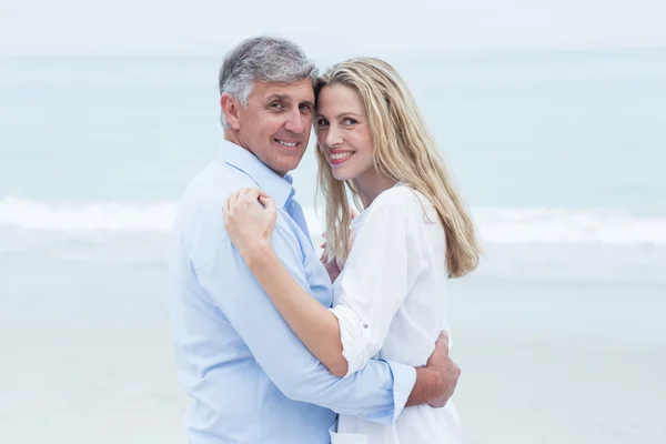 Pareja abrazándose en el mar —  Fotos de Stock