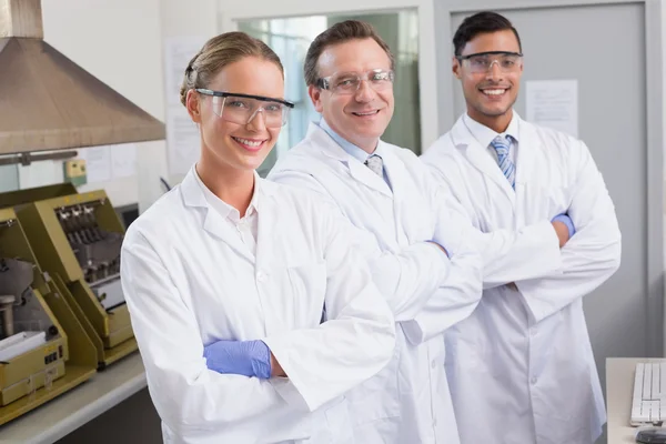 Cientistas sorridentes olhando para a câmera — Fotografia de Stock