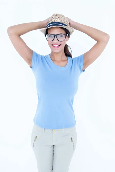 Mujer morena feliz con las manos en el sombrero — Foto de Stock