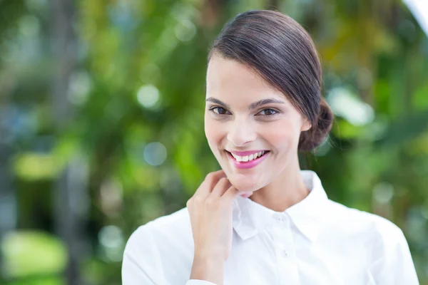 Mooie brunette op zoek naar camera met handen op Wang — Stockfoto