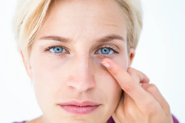 Mooie blonde toepassen contactlenzen — Stockfoto