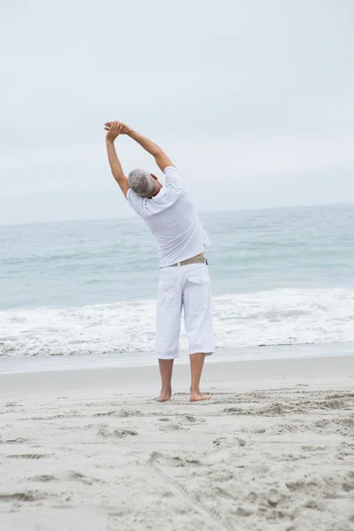 El hombre estira sus brazos junto al mar —  Fotos de Stock