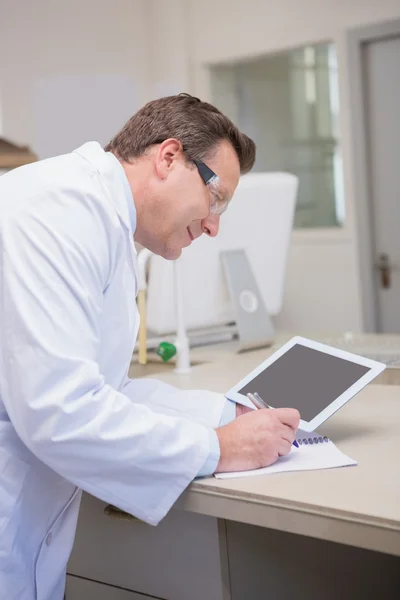 Lächelnder Wissenschaftler mit Tablette — Stockfoto