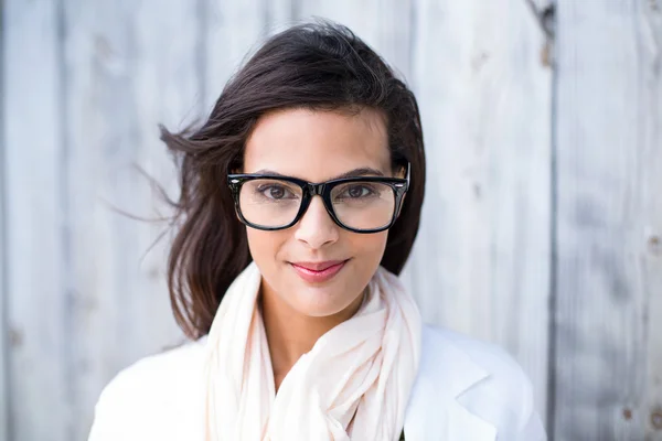 Smiling beautiful brunette looking at camera — Stock Photo, Image