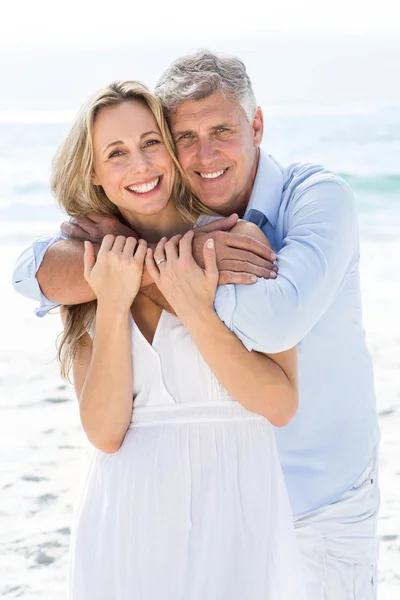 Couple hugging each other by the sea — Stock Photo, Image