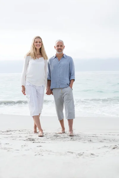 Glückliches Paar, das am Meer spaziert — Stockfoto