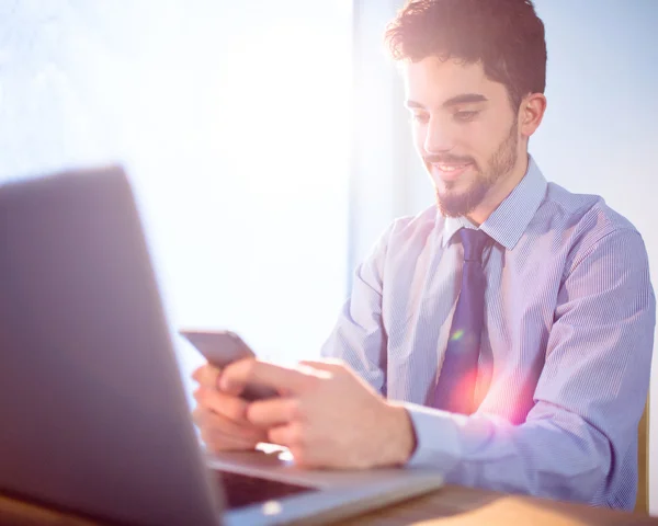 Homme d'affaires utilisant un ordinateur portable au bureau — Photo