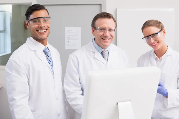 Científicos sonriendo en laboratorio — Foto de Stock