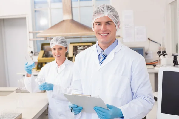 Cientistas sorridentes olhando para a câmera — Fotografia de Stock