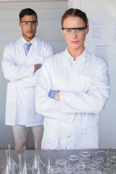 Serieuze wetenschappers wapens gekruist — Stockfoto