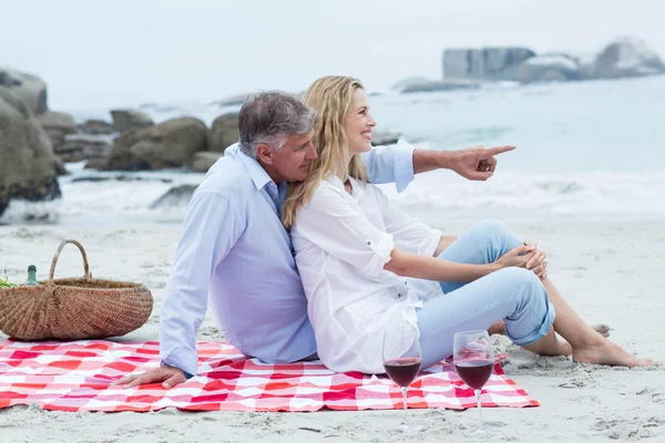 Coppia seduta su coperta e abbracci — Foto Stock