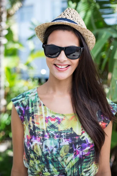 아름 다운 갈색 머리 밀 짚 모자와 태양 안경을 착용 미소 — 스톡 사진
