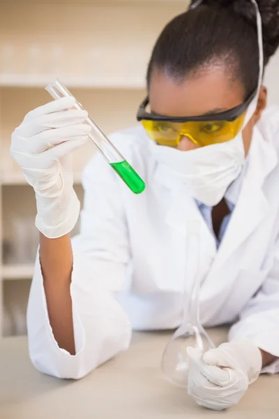 Cientista concentrado analisando tubo de ensaio — Fotografia de Stock