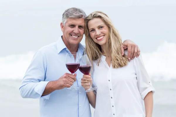 Couple smiling at camera and toasting — Stock Photo, Image