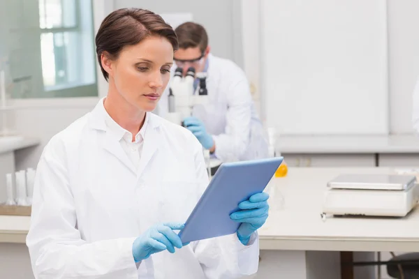 Focus scientist using tablet pc — Stock Photo, Image