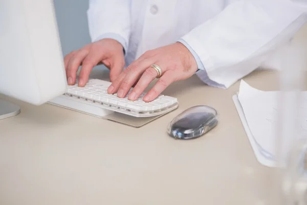 Scientist using computer — Stock Photo, Image