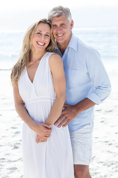 Pareja feliz de pie junto al mar —  Fotos de Stock