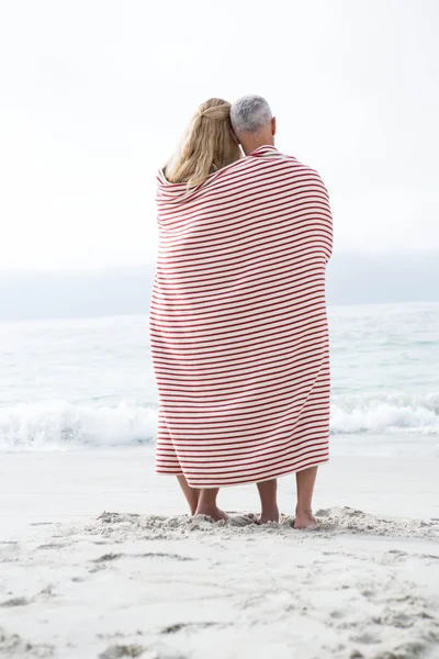 해변에서 서로 포옹 하는 커플 — 스톡 사진