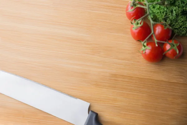 Chopping board tomatoes and parsley — Stock Photo, Image