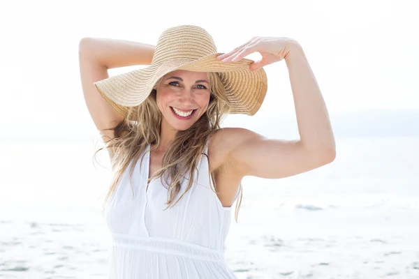 Loira em vestido branco e chapéu de palha — Fotografia de Stock